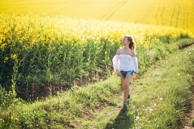 Chica caminando por el campo de flores