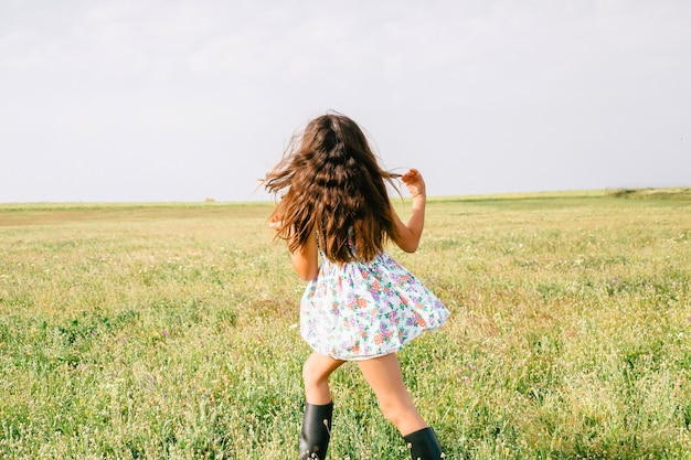 Chica caminando en el campo