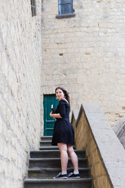 Chica caminando con un libro