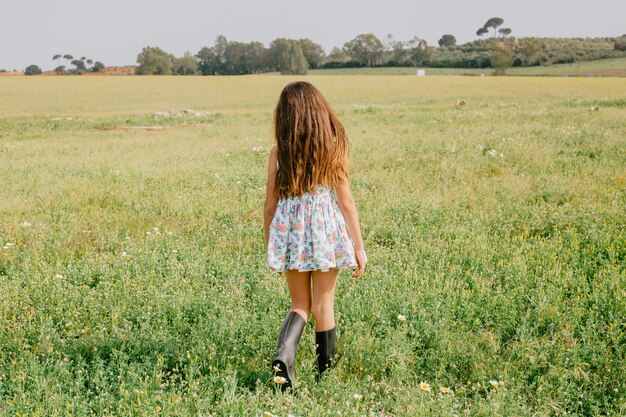 Chica caminando en la naturaleza