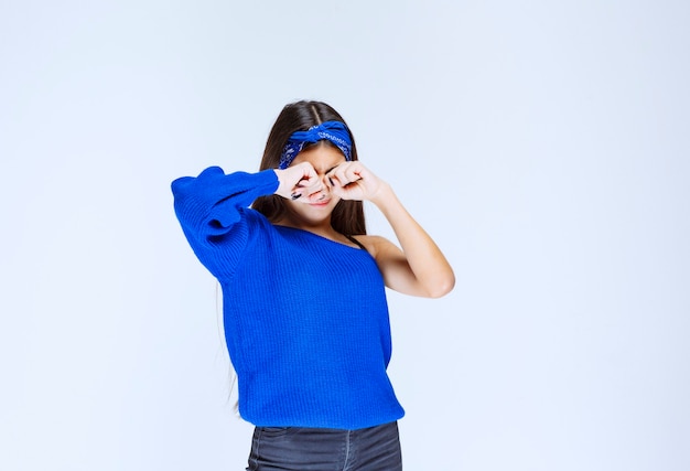 Foto gratuita chica con camisa azul se siente somnolienta.