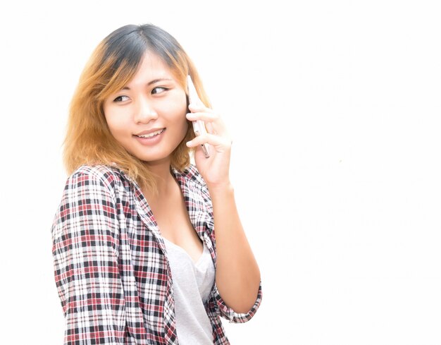 Chica con camisa de cuadros hablando por teléfono