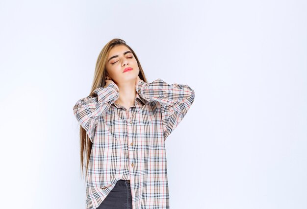 Chica con camisa a cuadros se ve pálida y con sueño