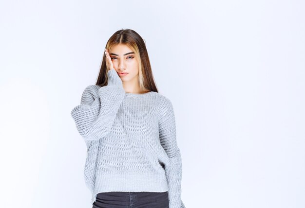 La chica con una camisa gris parece aterrorizada y asustada.