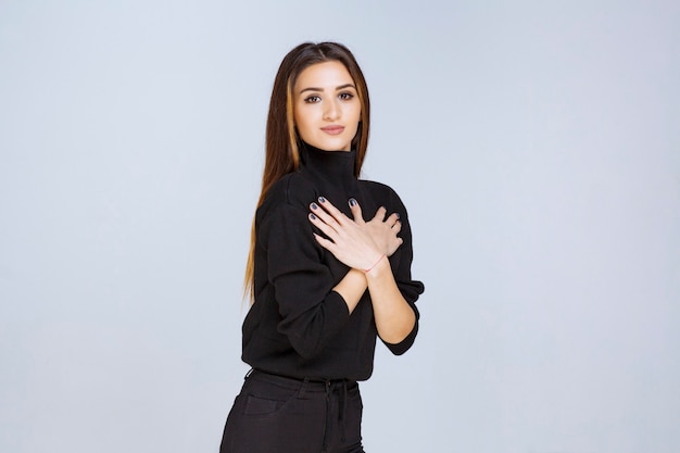 Chica en camisa negra dando poses atractivas para la foto de portada de las redes sociales. Foto de alta calidad