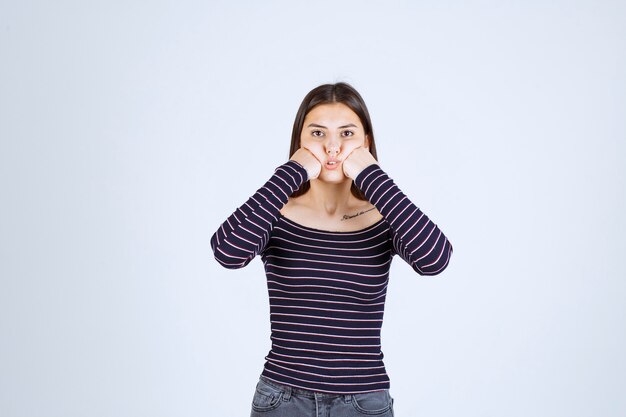 Chica en camisa a rayas pensando y analizando.