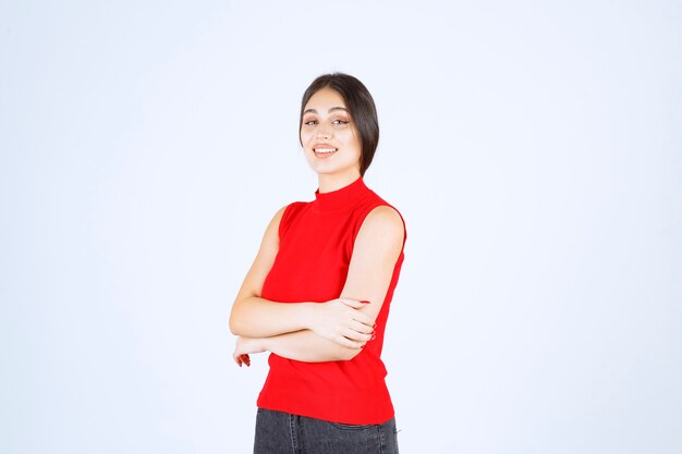Chica en camisa roja dando poses neutrales, positivas y atractivas.
