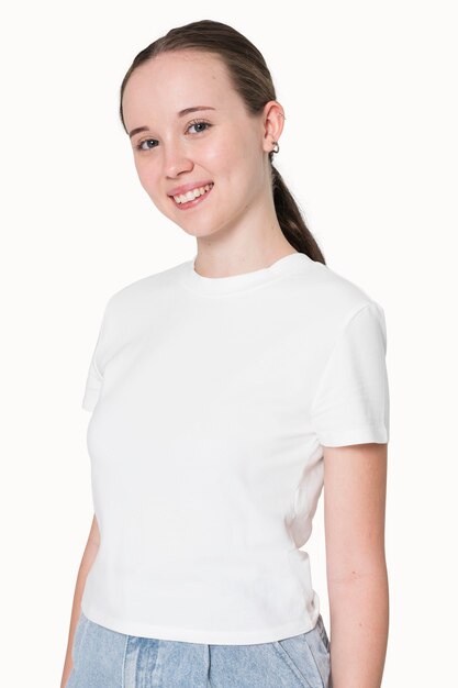 Chica en camiseta blanca sesión de ropa juvenil