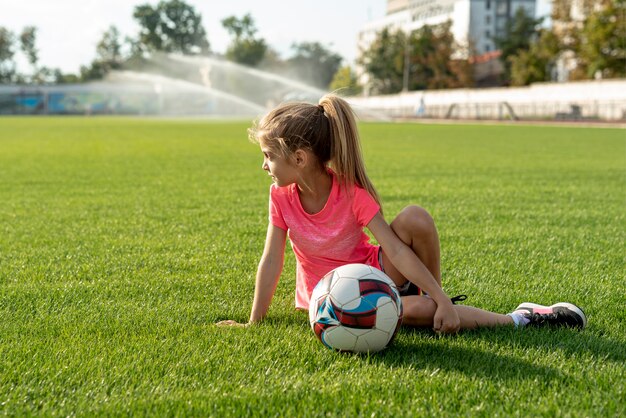 Chica con camiseta rosa y pelota