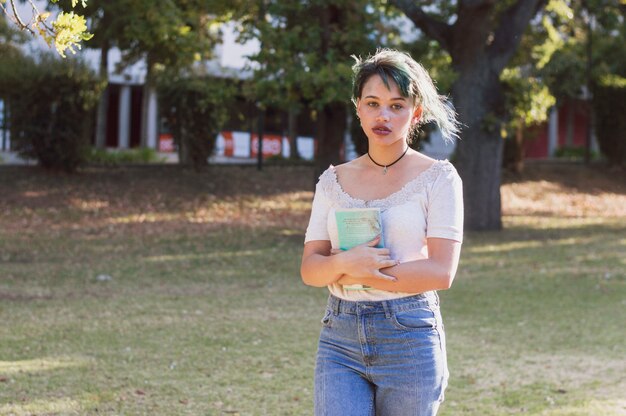 Chica en el campus