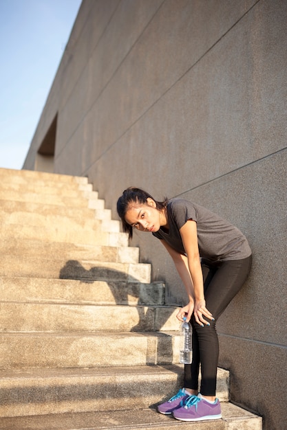 Foto gratuita chica cansada descansando en las escaleras