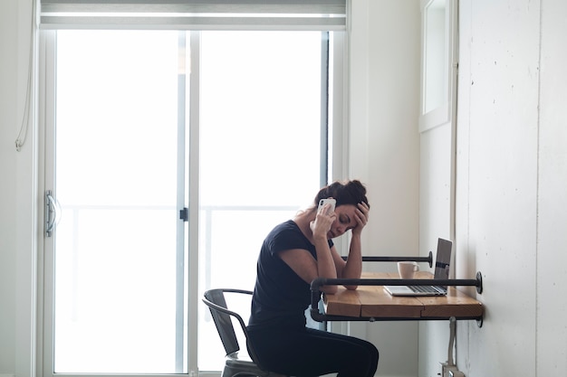 Foto gratuita chica cansada en la oficina en casa