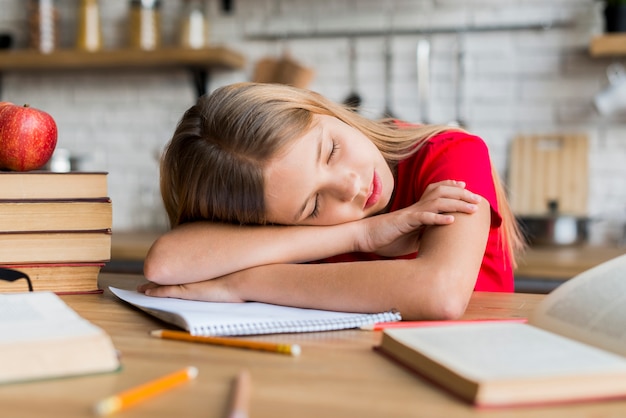 Foto gratuita chica cansada durante la tarea
