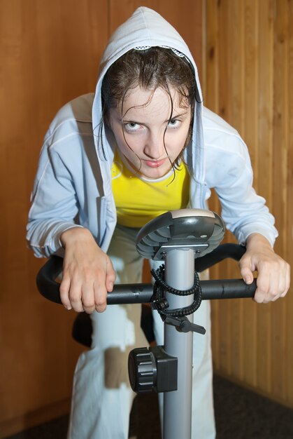 Chica de cansancio en exercycle