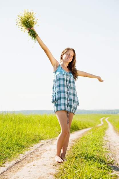 Chica en la carretera de país