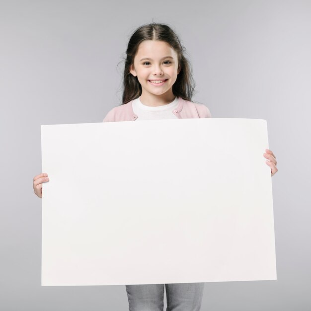 Chica con cartel vacío en estudio