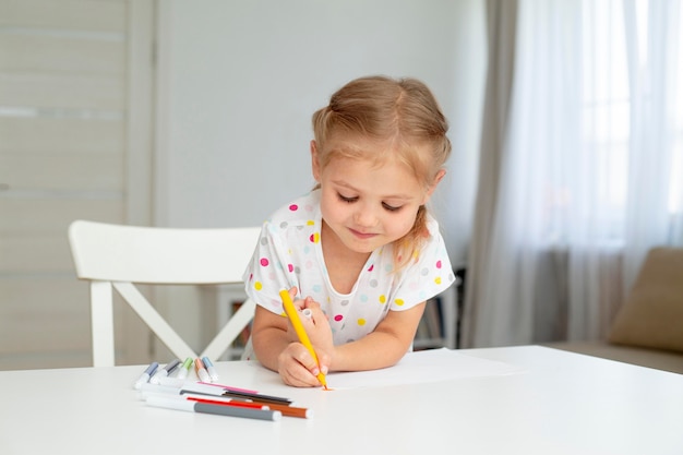 Chica en casa dibujo