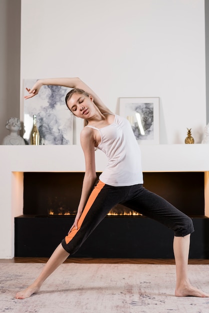 Foto gratuita chica en casa entrenamiento