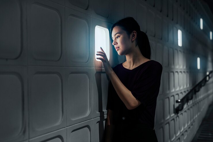 Foto gratuito chica en una casa de hormigón futurista
