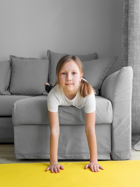 Chica en casa en sofá