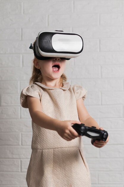 Chica con casco de realidad virtual y joystick