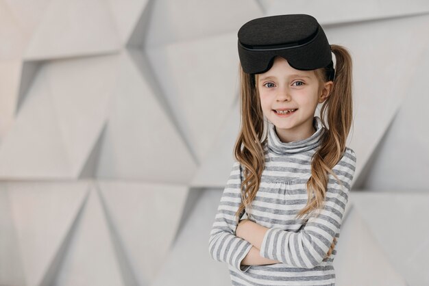Chica con casco de realidad virtual y sonrisas