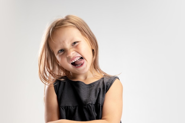 Chica caucásica aislada sobre fondo blanco de estudio Copyspace Concepto de emociones de educación infantil