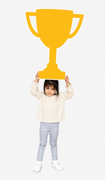 Chica celebrando el éxito con un trofeo