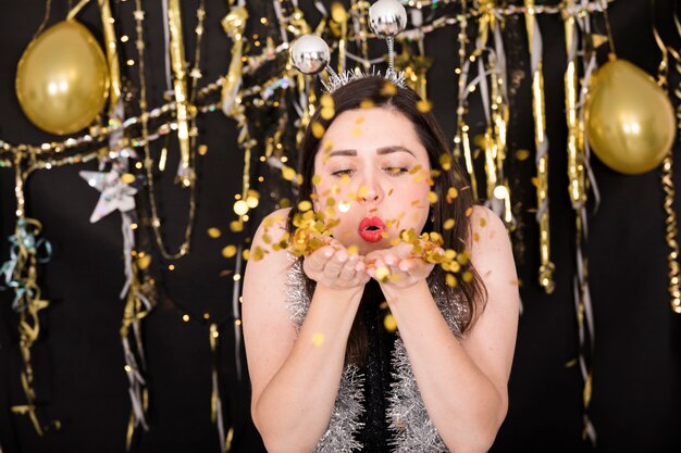 Chica celebrando en fiesta de año nuevo