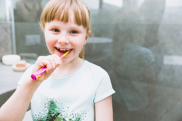 Chica cepillarse los dientes