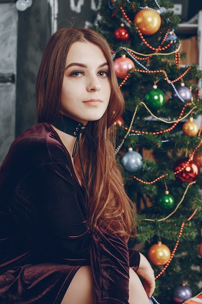 chica cerca de árbol de navidad