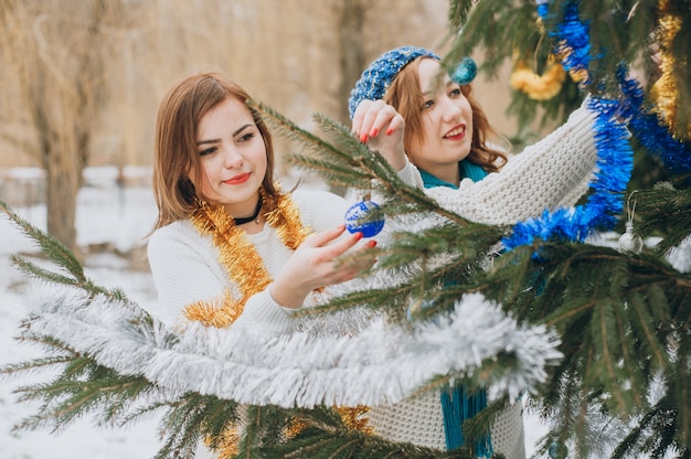 Chica cerca de un árbol