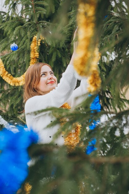 Chica cerca de un árbol