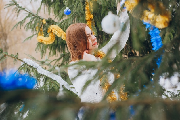 Chica cerca de un árbol