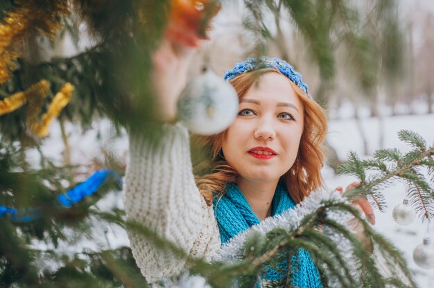 Chica cerca de un árbol