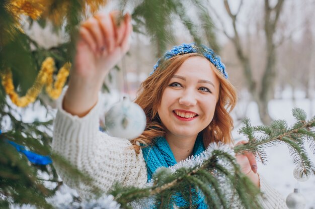 Chica cerca de un árbol