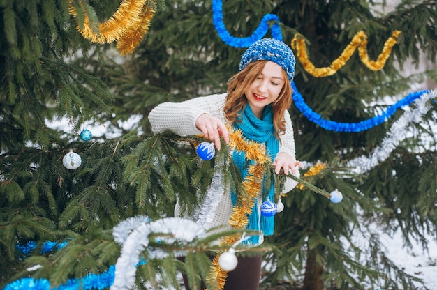 Chica cerca de un árbol