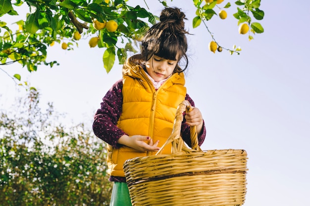 Chica con cesta en el jardín