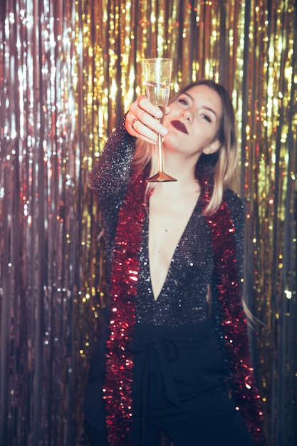 Foto gratuita chica con champán en fiesta de año nuevo