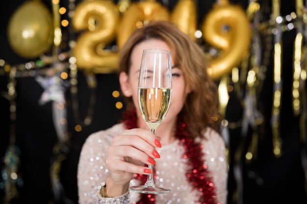 Chica con champán en fiesta de año nuevo