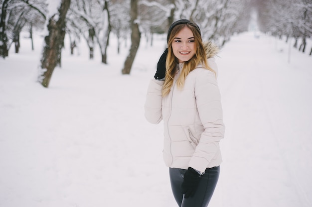 chica en una chaqueta blanca