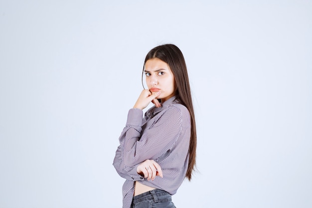 La chica con chaqueta morada se ve seria y pensativa.