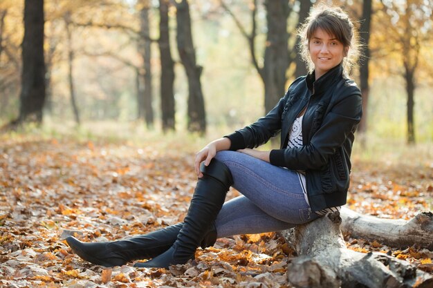 Chica en chaqueta y zapatos altos negros