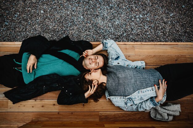 Chica y chico se mienten recíprocamente y se sienten felices