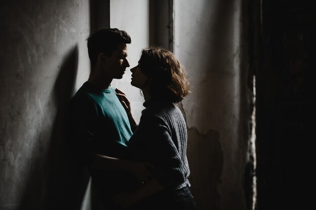 Chica y chico se paran uno frente al otro y se miran uno al otro