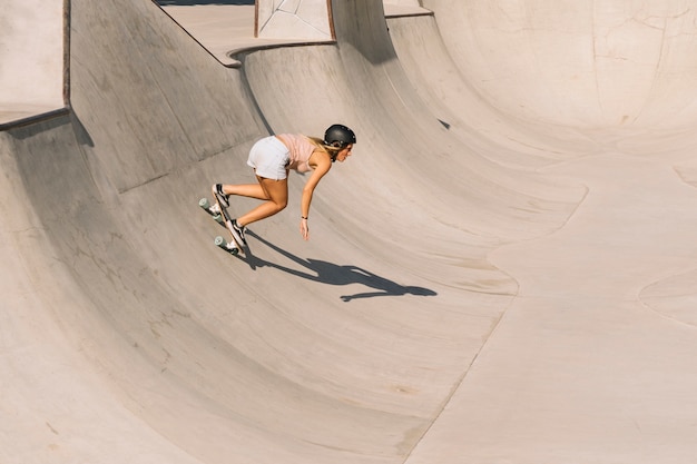 Chica chula con casco skating