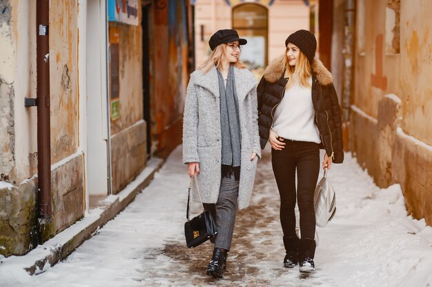 Chica en una ciudad de invierno