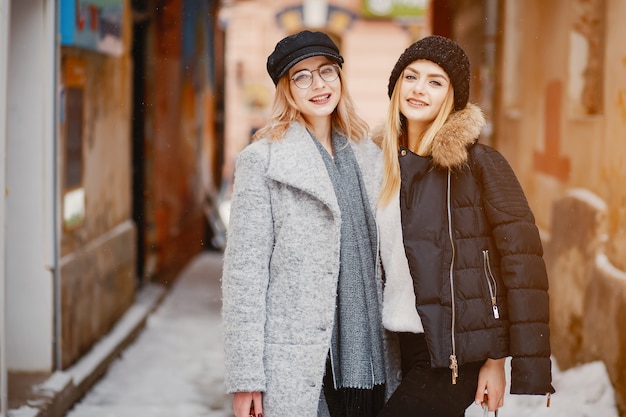 Chica en una ciudad de invierno