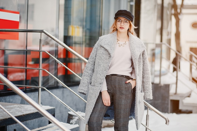 Chica en una ciudad de invierno