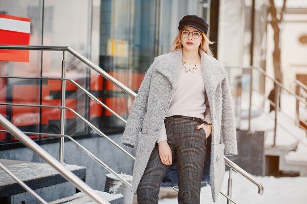 Chica en una ciudad de invierno